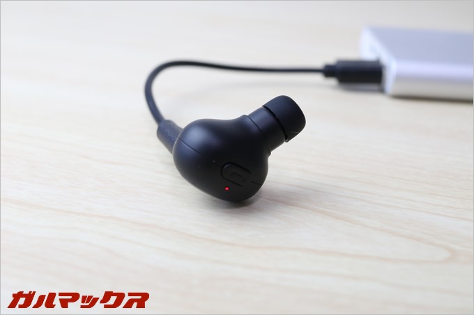 SoundPEATSのD3は充電やペアリング状況を知らせてくれるインジケータが付いているのでD3の状況が把握しやすいです。