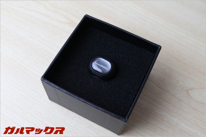 SoundPEATSのD3はしっかりとスポンジに包まれてまるで指輪のように梱包されてます