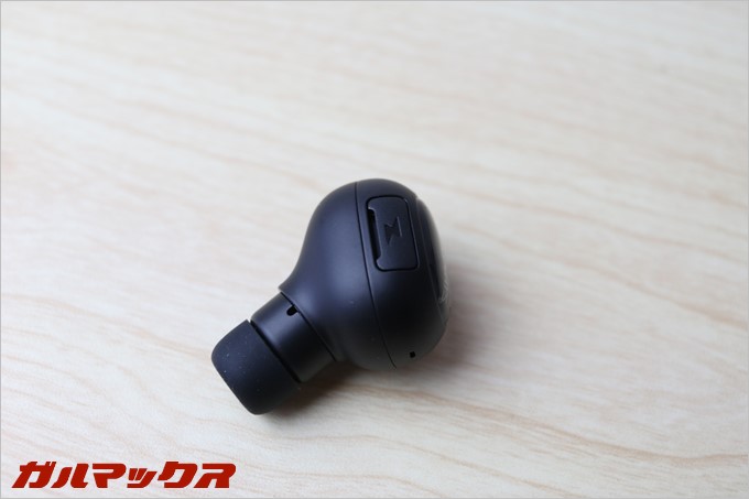 SoundPEATSのD3本体に充電端子が付いてます