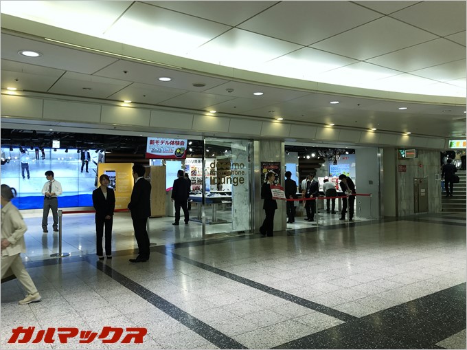 モニタールーム、展示ブース、ドコモショップが併設されている大型のラウンジです