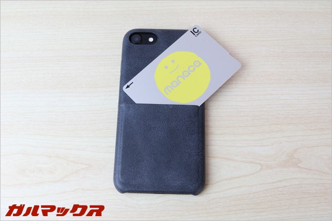 背面にはカード1枚はいるポケットが付いています