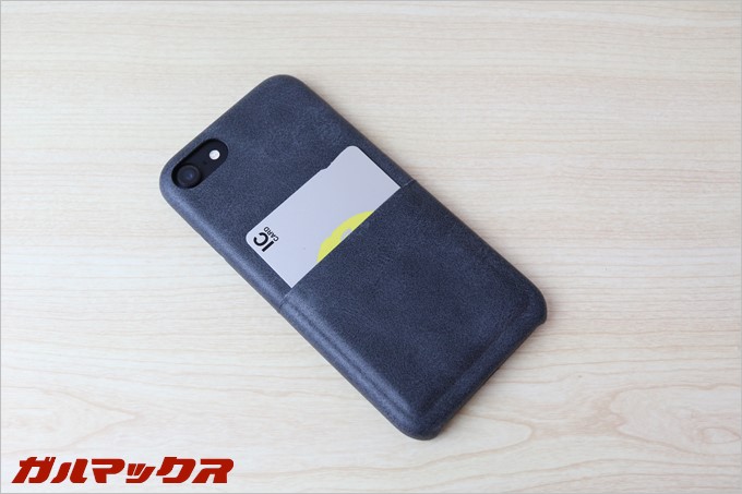 カードは2/3ほど挿し込むことが可能、カードが一部むき出しになってしまっているのでこの点は好みが分かれる所