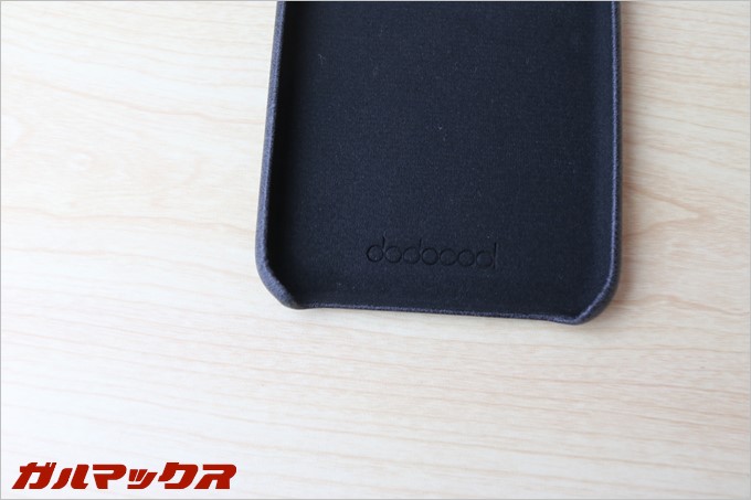 ロゴマークは目立つ位置にありません