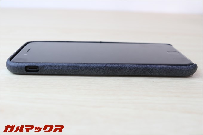 ボタン類もくり抜き型では無く、しっかりとボタンを保護します。