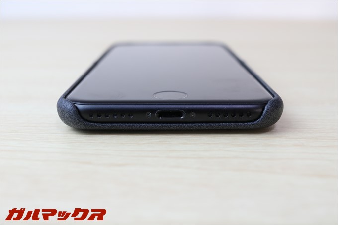 下部は大きく開いた形状となっています