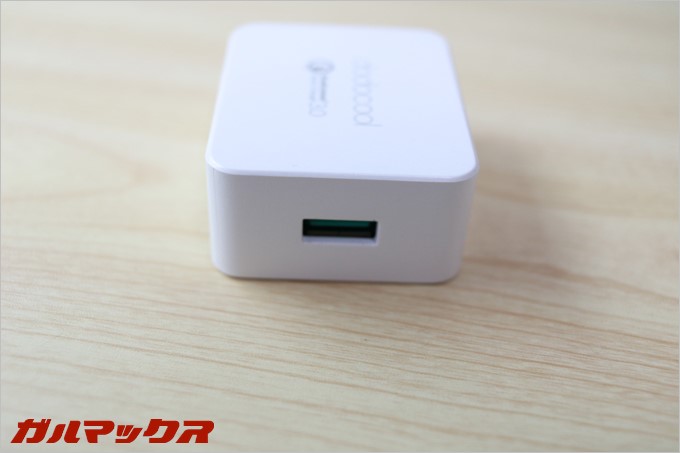 ポートは1つだけでシンプル。その分安いです