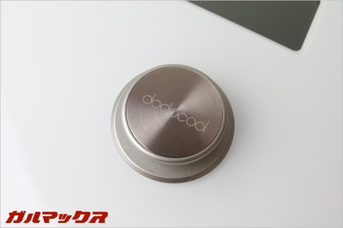 dodocool製の体重計DA100の本体中央にはdodocoolのエッチングが施されていました