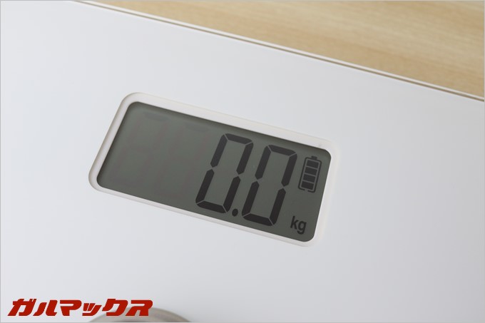 dodocool製の体重計DA100の液晶はサイズ的には大きめとなっていおり、表示も大きいので視野性がとても高いです。