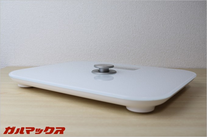 dodocool製の体重計DA100の中央はペダルと鳴っており、これをプシュプシュ押すと発電します。