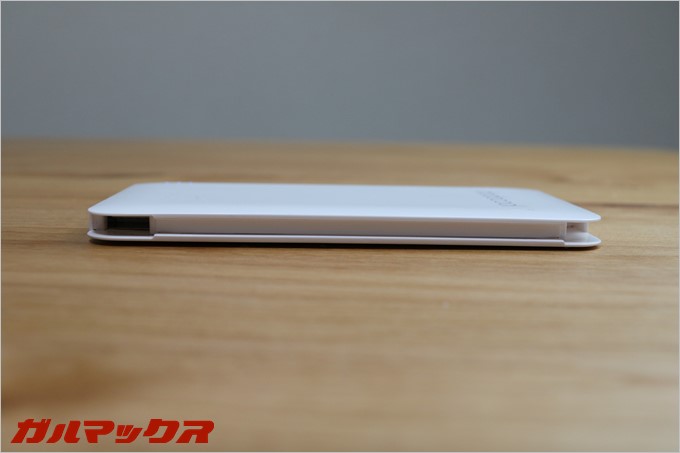 dodocoolのDP90の側面には専用ケーブルを挿し込むためのUSBポートが付いてます