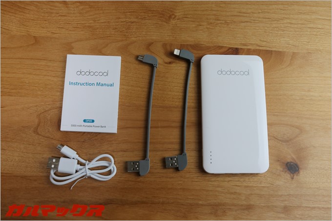 dodocoolのDP90は本体に収納可能な専用のMicroUSBとLightningケーブルが付属しています。