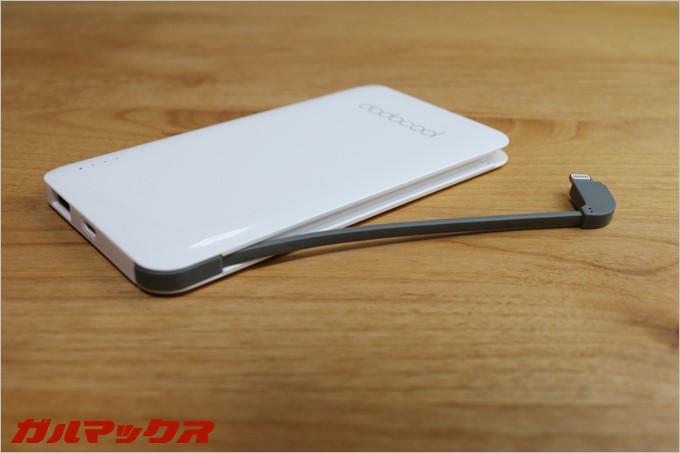 本体の形状に合わせた専用ケーブルを挿し込むとボディーにUSB部分が完全に入り込み出っ張りがありません。