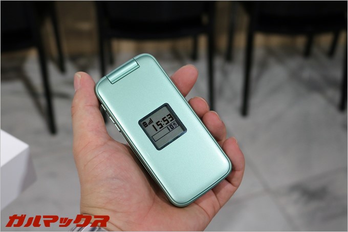 ご年配の方に配慮した大型のサブディスプレイ