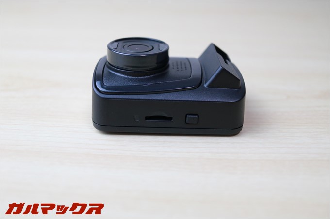 PAPAGO!のドラレコGoSafe 130の特徴は端子関連がサイドに配置されていること。アクセスも容易だ