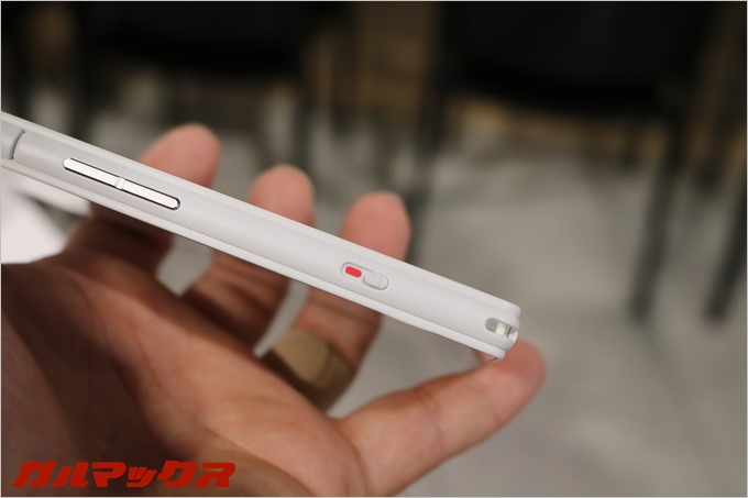 物理スイッチでマナーボタンがついているので操作しやすい