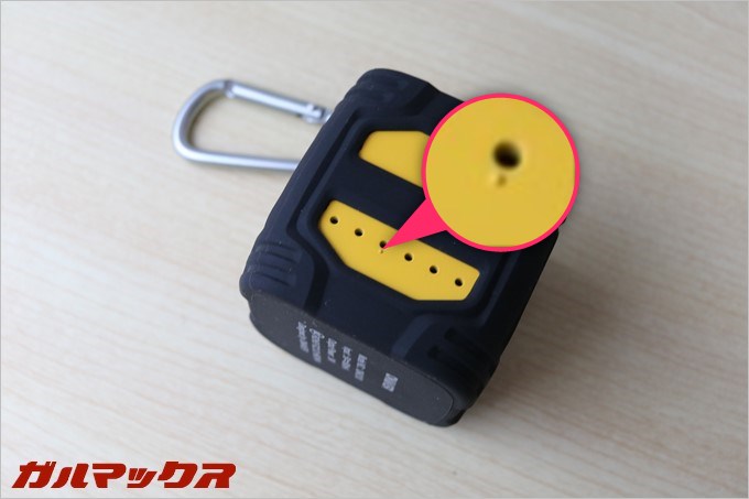 OmakerのW4Nのリセットボタンは本体サイドにデザイン的に空けられた穴の一部がリセットボタンとなってました。