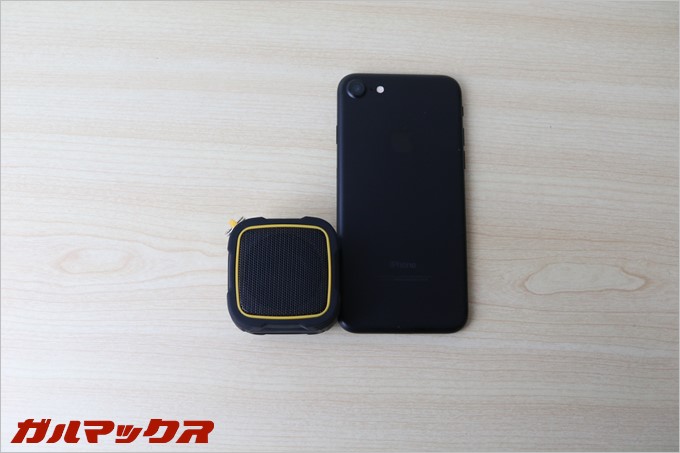 iPhone7と比べると大きさはiPhone7の縦半分以下です