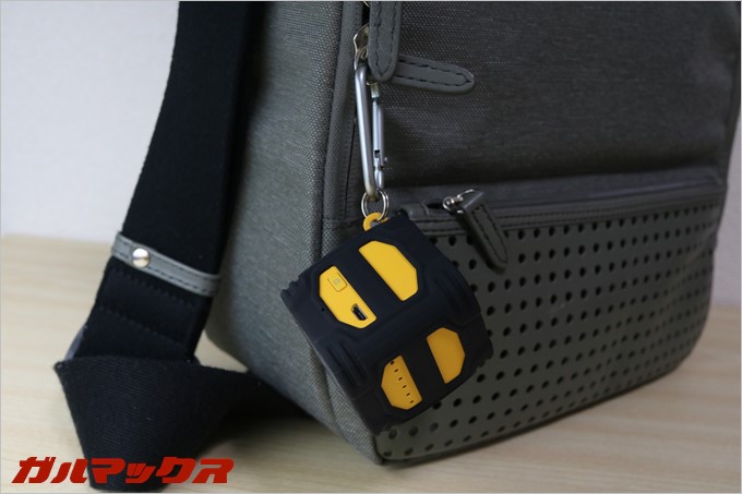 OmakerのW4Nにはカラビナがついているので様々な場所に引っ掛けることが可能。