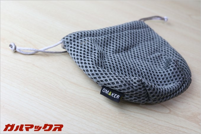 専用のポーチには専用で作られたと分かるOmakerのタグが付いてます