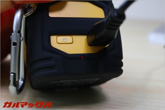 OmakerのW4Nにはインジケータもついているので充電状況やペアリングモード移行時の状態がひと目で分かります。