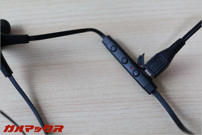 コントローラー部分にMicroUSB端子がついているのでイヤホン部分が重くなりません