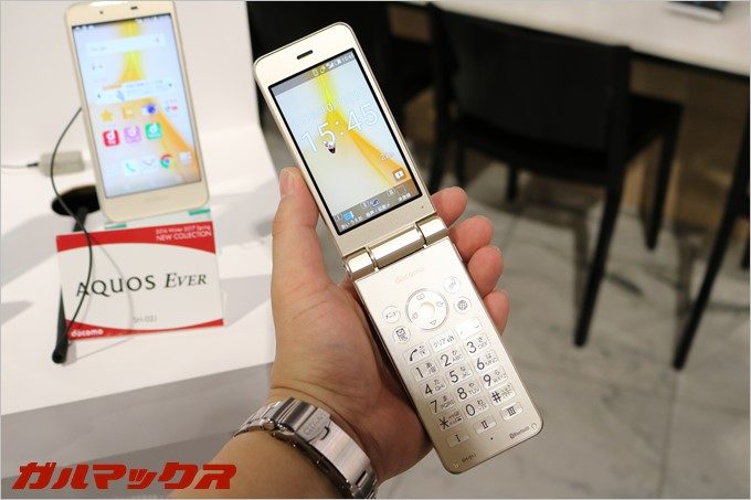 高性能カメラを搭載したAQUOSケータイ
