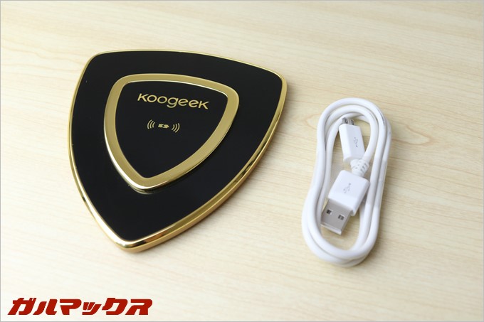 充電器は何と非接触型の充電器が付属してきました。