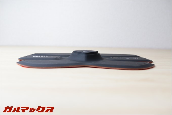 Koogeekスマートフィットネスギアの薄さは一番分厚い部分で3cm程ですが出っ張りは服を来てしまえば目立ちません