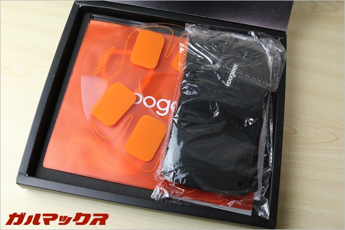 Koogeekスマートフィットネスは2段重ね梱包で下段にぎっしりと付属品が詰まってました。