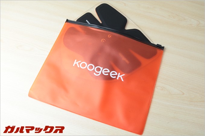 付属のポーチには本体のみが入る設計で充電器類は入りません