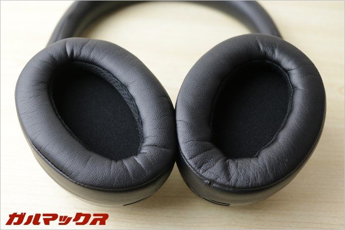 イヤーパッドは密閉製の良い低反発クッションを使っています。