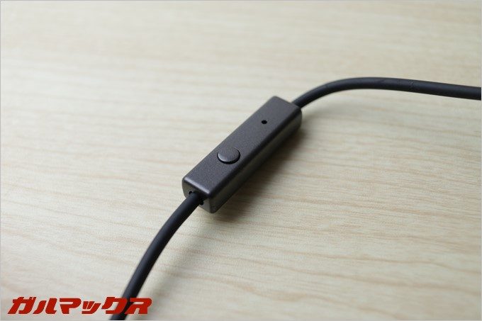 付属のコントローラーには応答ボタンしか付いていません。ボリューム調整は出来ないので注意しましょう。