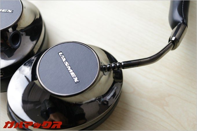 アジャスターはボール型で中々見ない形です。使ってみましたが軽い力で動かせるので便利。