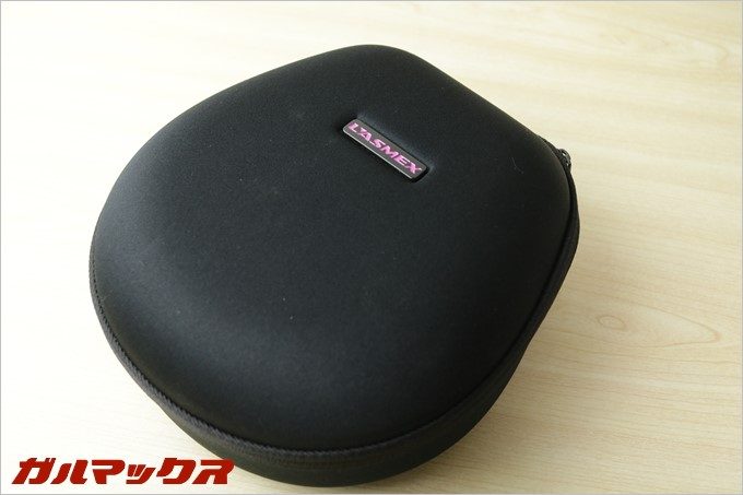 ハードケースは持ち歩きには不向きな大きさです。厚さは10cm、横幅縦幅は20cmくらいあります