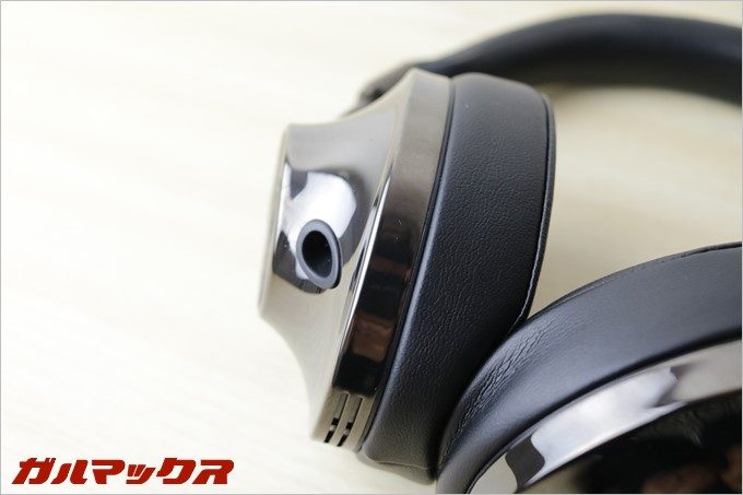 L側にケーブル差込口が付いています。