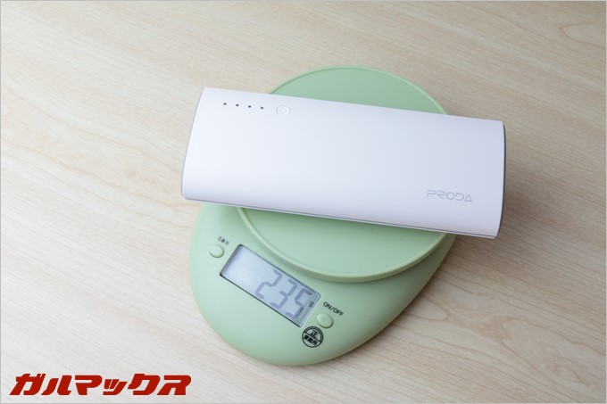 REMAXのSTAR TALKは12000mAhの容量を誇りながらも超軽量です。