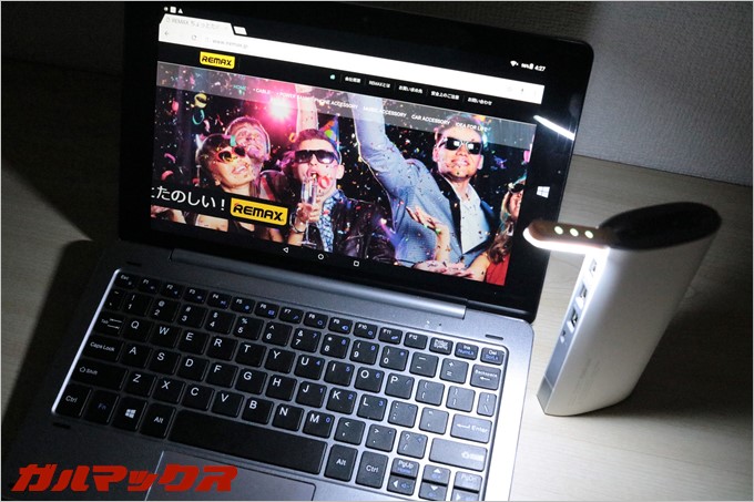 REMAXのSTAR TALKはライト部分が可動するので本体を立ててデスクスタンド状態でも利用可能です。