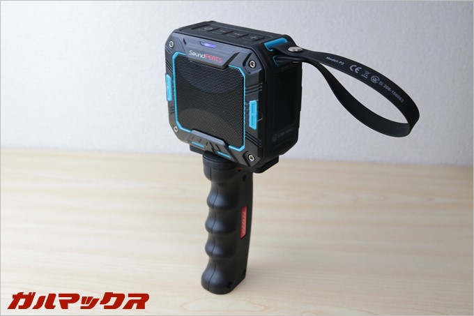 カメラ用のグリップを付けてみましたが案外マッチしてました。ハンディータイプの拡声器として使えそうです。