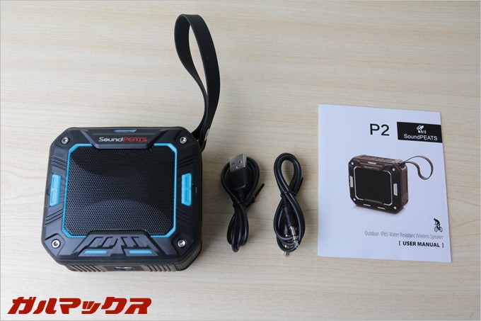 P2の同梱物は本体、充電用のMicroUSBケーブル、ラインIN用のケーブル、英語説明書となっています。