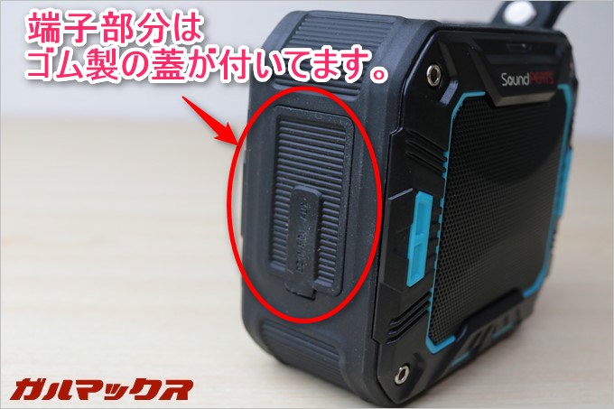 P2は防水防塵仕様ですがキャップレスではないので端子部分にはゴムの蓋が付いています。