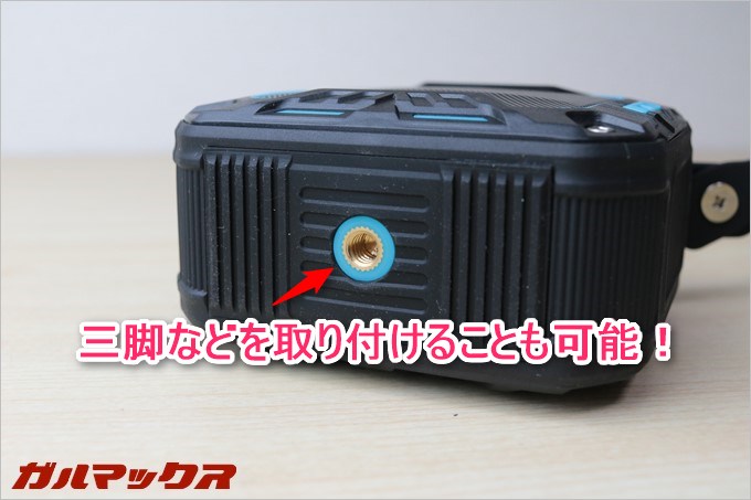 P2の底面には三脚に固定できるネジ穴がついているので、三脚やアクセサリー類を取り付けることも可能です。