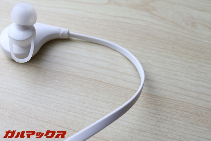 平型のケーブルを採用しているので、丸型と比べてかなり絡まりにくいです。