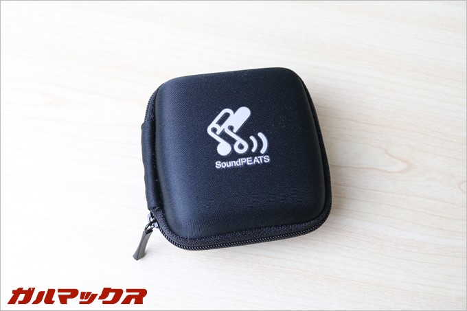 かなり頑丈なハードケースが入っていました。