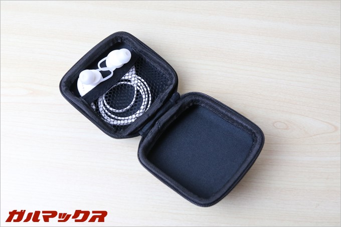 ハードケース内は区切りのあるポケット付きなので飴ちゃんとか入れることが出来ます。