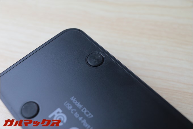 底の部分には滑り止めも付いているので卓上でもケーブルの力に負けること無く滑らないので安定的