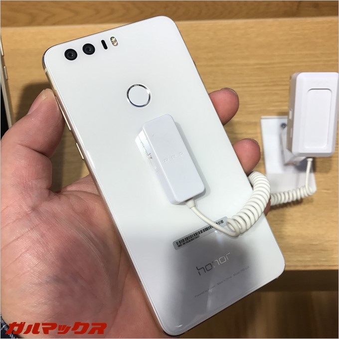 カメラの出っ張りが無いのでシンプルでスタイリッシュな外観に仕上がっています。