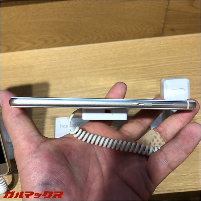 honor8は本体右側面にボリュームボタンと電源ボタン