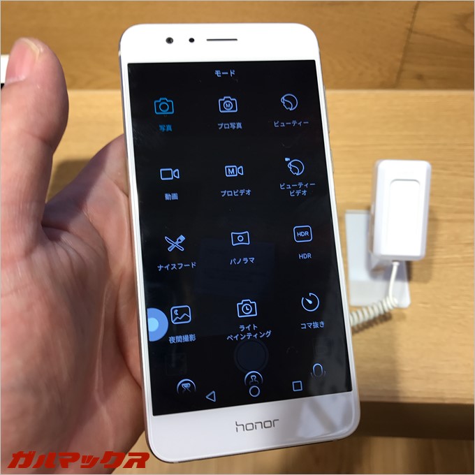 カメラのモードも多彩。完全オート撮影からマニュアル撮影、シーン別撮影などカメラ機能は充実しています。