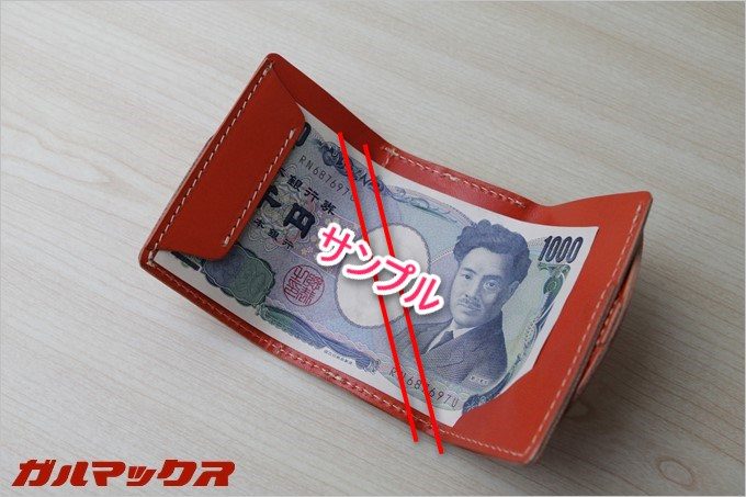 お札はクリップ型なのでレシートは入りにくい