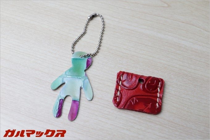 オマケはキーカバーとキーホルダー。しっかり革小物です。